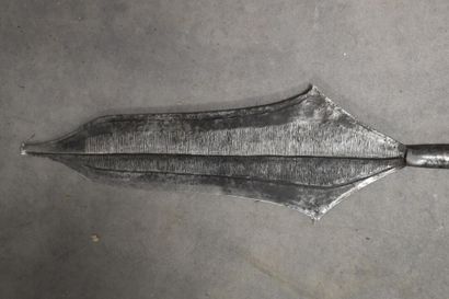 AFRIQUE. Pointe de lance en métal gravé....
