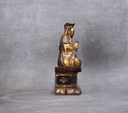 CHINE. Dignitaire en bois sculpté et laqué....