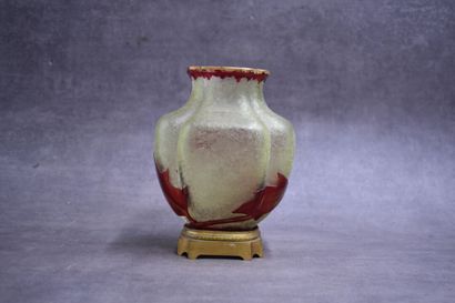 BACCARAT (attributed to). Vase out of multi-layer...