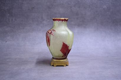 BACCARAT (attributed to). Vase out of multi-layer...