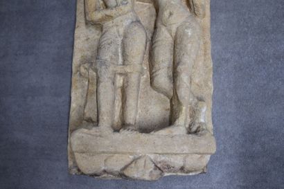 INDE. Femmes, haut relief en pierre sculptée....