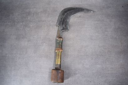 AFRIQUE. Couteau en métal, manche en bois...