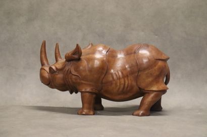 ASIE. Rhinocéros en bois exotique sculpté....