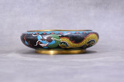 CHINE. Vide-poche en bronze à émaux cloisonnés...