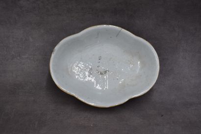 CHINE. Coupe sur pied en porcelaine à décor...
