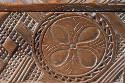 AFRIQUE. Coffret en bois sculpté à décor...