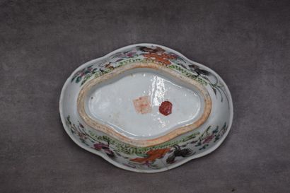 CHINE. Coupe sur pied en porcelaine à décor...