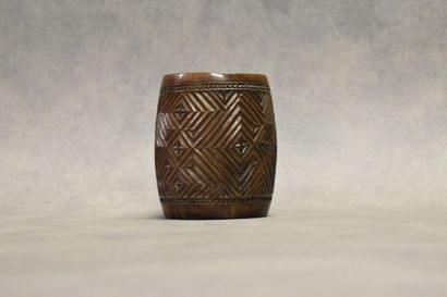 AFRIQUE. Pot en bois sculpté à décor de formes...