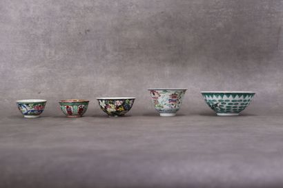 CHINE. Ensemble de cinq bols à riz en porcelaine...