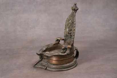 INDE. Lampe à huile en bronze à patine dorée,...