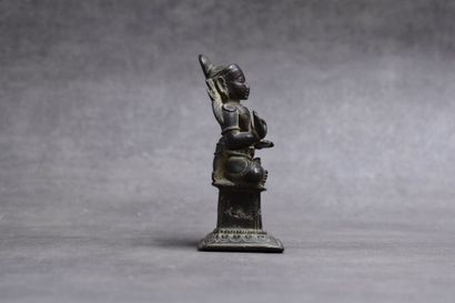 INDE. Sujet en bronze à patine brune, formant...