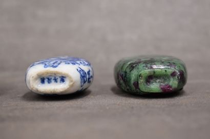 CHINE. Réunion de six tabatières en verre,...