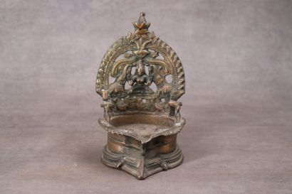 INDE. Lampe à huile en bronze à patine dorée,...