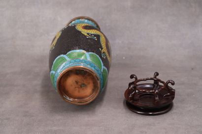 CHINE. Vase en bronze à émaux cloisonnés,...