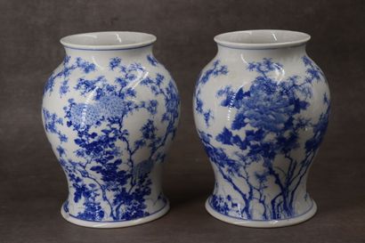 CHINE. Paire de vases en porcelaine à décor...