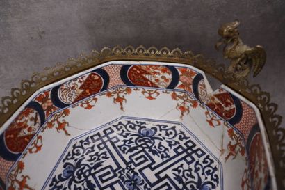 JAPON. Couple en porcelaine à décor Imari,...