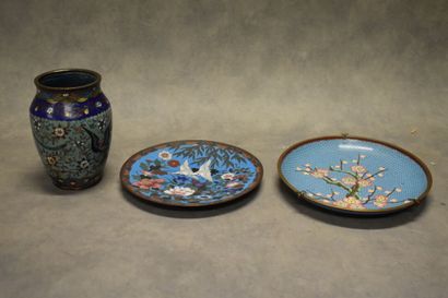 CHINE. Réunion de deux assiettes et un vase...