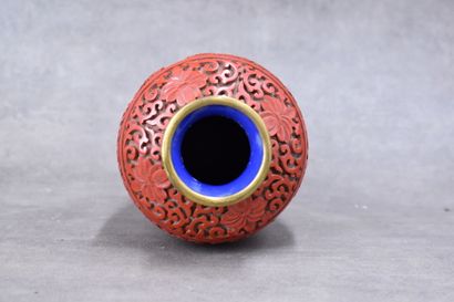 CHINE-PEKIN. Vase balustre en bronze laqué...