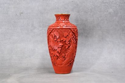 CHINE-PEKIN. Vase balustre en bronze laqué...