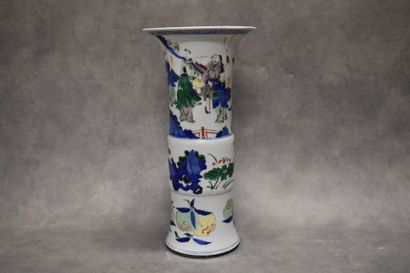 CHINE. Vase en porcelaine à décor de fleurs...