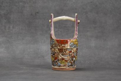 JAPON. Petit panier en céramique, décor Satsuma....