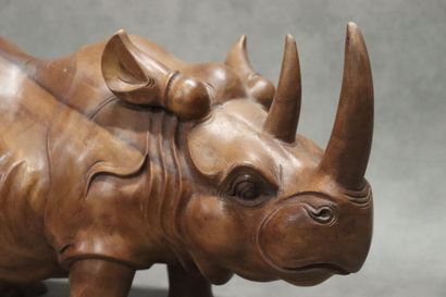 ASIE. Rhinocéros en bois exotique sculpté....