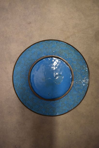 CHINE. Réunion de deux assiettes et un vase...