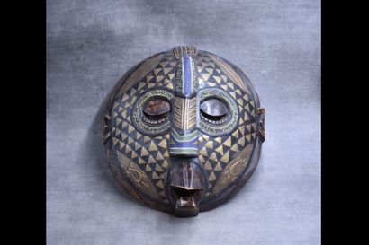AFFRIQUE. Masque e bois sculpté. Diamètre...