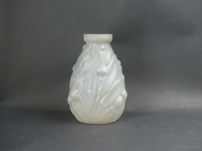LALIQUE
René LALIQUE. Crystal vase. Signed...