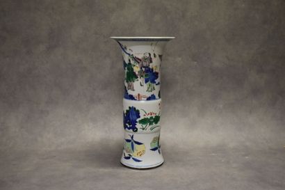 CHINE. Vase en porcelaine à décor de fleurs...