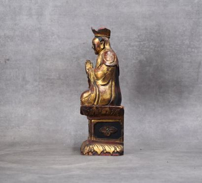 CHINE. Dignitaire en bois sculpté et laqué....