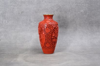 CHINE-PEKIN. Vase balustre en bronze laqué...