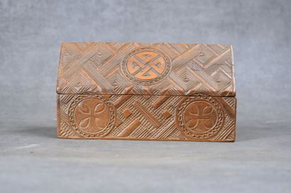 AFRIQUE. Coffret en bois sculpté à décor...