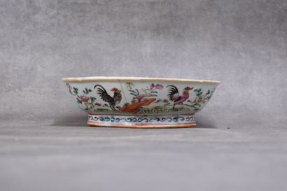 CHINE. Coupe sur pied en porcelaine à décor...