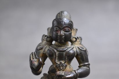 INDE. Sujet en bronze à patine brune, formant...