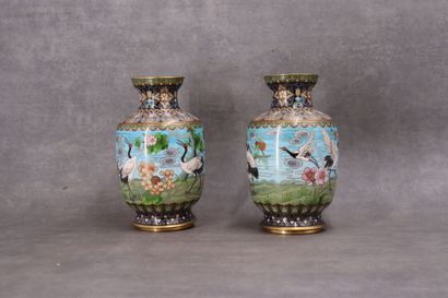 CHINE. Paire de vases en bronze à émaux cloisonnés...