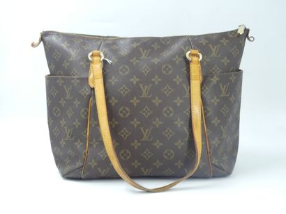 LOUIS VUITTON. Totally handbag in monogram...