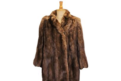 VISCARDI. Coat in sable fur, closure by two...