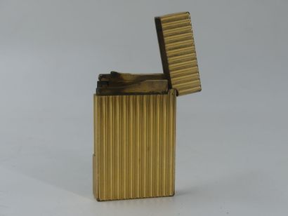 DUPONT. Lighter in gilded metal, monogrammed...