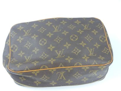 LOUIS VUITTON. Monogram canvas case. Dimensions:...