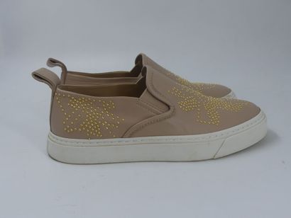CHLOE. Pair of shoes in pink beige leather...