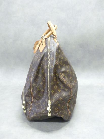 LOUIS VUITTON. Soft travel bag in monogram...
