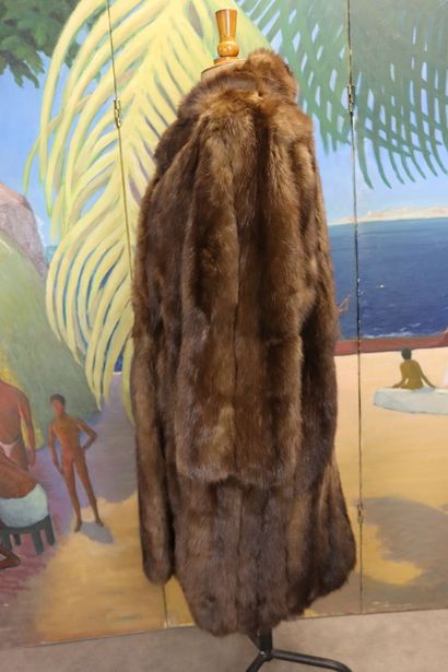 VISCARDI. Coat in sable fur, closure by two...