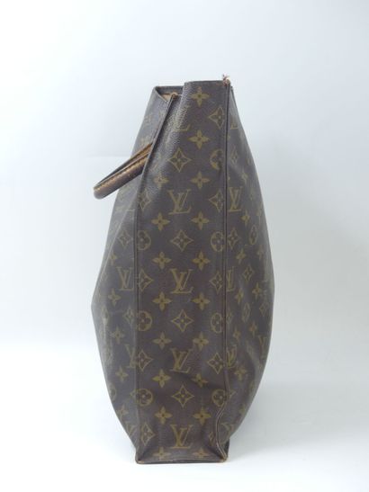 LOUIS VUITTON. Flat bag in monogram canvas...