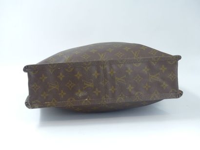 LOUIS VUITTON. Flat bag in monogram canvas...