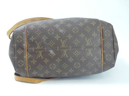 LOUIS VUITTON. Totally handbag in monogram...