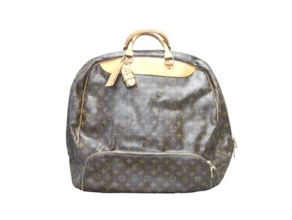 LOUIS VUITTON. Soft travel bag in monogram...