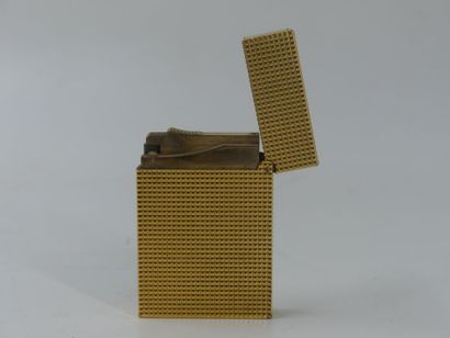 DUPONT. Lighter in gilded metal with decoration...