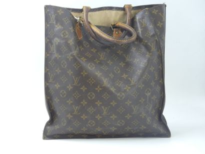 LOUIS VUITTON. Flat bag in monogram canvas...