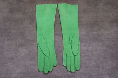 HERMES. Pair of gloves in green skin. With...